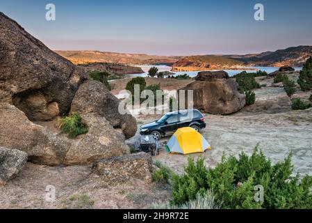 Campeggio a Cottonwood Beach Campground, sopra Alcova Reservoir sul fiume North Platte, alba, vicino Alcova, Wyoming, USA Foto Stock