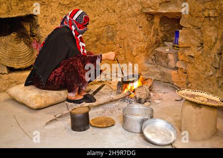 Torrefazione di caffè in chicchi, casa tradizionale, museo locale di Bait al Safah, vecchio insediamento di fango al Hamra, al Hamra, Oman Foto Stock
