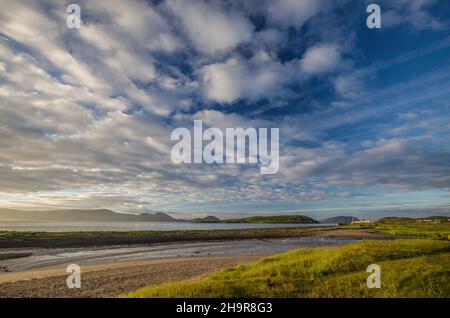 Ring of Kerry, Wild Atlantic Way, West Ireland, Iveragh Peninsula, crociera lungo le scogliere, Kerry Coastline, strada costiera panoramica alla luce del sole, Irlanda Foto Stock