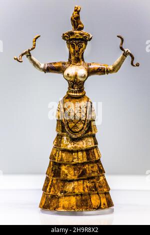 Dea dei serpenti, dal Palazzo di Cnosso, 1500 a.C. (faienza), Museo Archeologico con i più importanti reperti della cultura minoica Foto Stock