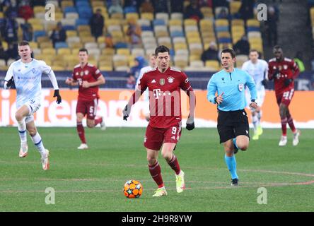 KIEV, UCRAINA - 23 NOVEMBRE 2021: Robert Lewandowski del Bayern Munchen attacca durante la partita della UEFA Champions League contro Dynamo Kyiv allo stadio NSC Olimpiyskyi di Kyiv. Bayern Munchen ha vinto il 2-1 Foto Stock