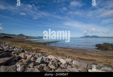 Ring of Kerry, Wild Atlantic Way, West Ireland, Iveragh Peninsula, crociera lungo le scogliere, Kerry Coastline, strada costiera panoramica alla luce del sole, Irlanda Foto Stock