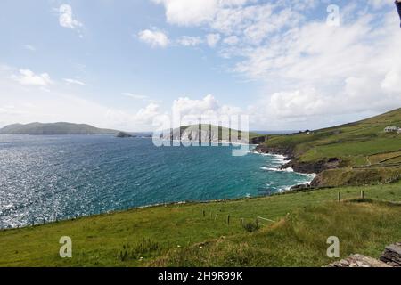 Ring of Kerry, Wild Atlantic Way, West Ireland, Iveragh Peninsula, crociera lungo le scogliere, Kerry Coastline, strada costiera panoramica alla luce del sole, Irlanda Foto Stock