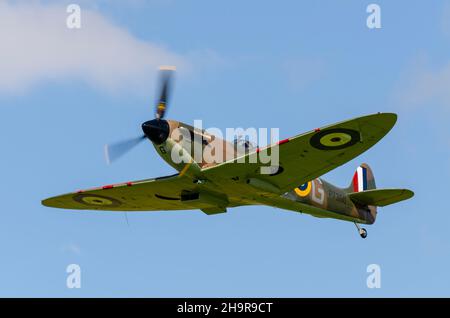 Royal Air Force Battle of Britain Memorial Flight Supermarine Spitfire Mk.II aereo da caccia P7350 decollo per il 75th anniversario B del Flypassato B Day Foto Stock