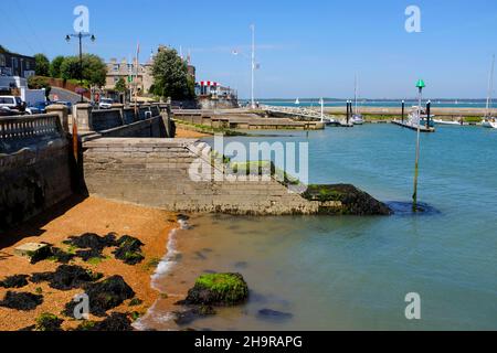 Bassa,marea,spiaggia,molo,scivolo,clima,cambiamento,globale,riscaldamento,isola,Cowes,isola di Wight,Inghilterra,UK, Foto Stock