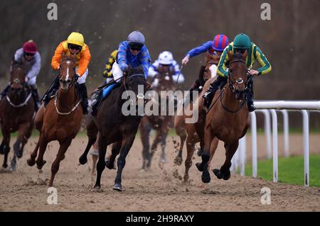 Corridori e piloti compresi eventuali vincitori di fiamma greca e jockey Connor Beasley (seconda a sinistra) durante la Betway Novice Stakes all'ippodromo di Wolverhampton. Data foto: Mercoledì 8 dicembre 2021. Foto Stock