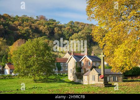 Foglie d'autunno e cottage in pietra al villaggio di Moorland Hutton le Hole, il North Yorkshire Moors, Inghilterra. Foto Stock