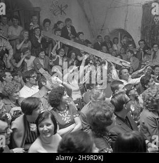 Kraków 1971. Rozbawiona publicznoœæ na wystêpie kabaretu Piwnica pod Baranami. meg PAP/Jan Morek Dok³adny miesi¹c i dzieñ wydarzenia nieustalone. Cracovia, Polonia, 1971. Il pubblico riderà durante un concerto di cabaret letterario polacco Piwnica pod Baranami a Cracovia. PAP/JAN MOREK