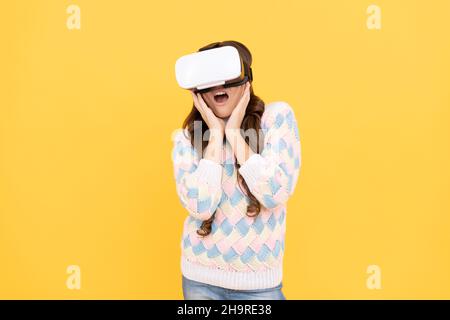 la ragazza ha stupito indossare occhiali vr utilizzando la tecnologia futura per l'istruzione in realtà virtuale, hmd Foto Stock