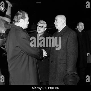 Warszawa, 1970-12-08. 6. Grudnia Willy Brandt, kanclerz Niemieckiej Republiki Federalnej (NRF) przyby³ do Warszawy z trzydniow¹ wizyt¹. Jej g³ównym punktem by³o podpisanie 7. Grudnia uk³adu o podstawach normalizacji stosunków miêdzy Niemieck¹ Republik¹ Federaln¹ (NRF) a Polsk¹ Rzeczpospolit¹ Ludow¹ (PRL). NZ. Kanclerz Willy Brandt w towarzystwie premiera PRL Józefa Cyrankiewicza. W tle cz³onek Biura Politycznego KC PZPR Mieczys³aw Jagielski. ³p/ad PAP/Mariusz Szyperko Varsavia, 7 dicembre 1970. Il 6 dicembre 1970 il Cancelliere della Repubblica federale di Germania Willy Brandt arrivò a Varsavia per pagare Foto Stock