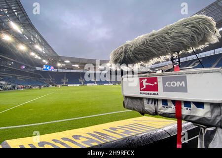 Sinsheim, Germania. 08th Dic 2021. Telecamera con logo Bundesliga, trasmissione TV, diritti televisivi, stadio vuoto, senza spettatori, gioco fantasma, stand vuoti, calcio 1st Bundesliga stagione 2021/2022, 14th matchday, matchday14. TSG 1899 Hoffenheim-Eintracht Francoforte 3-2 il 4th dicembre 2021, PreZero Arena Sinsheim. Credit: dpa/Alamy Live News Foto Stock