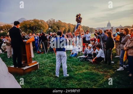 Washington, DC, USA, folla persone, marciare nel 1st AIDS marzo su Washington dimostrazione, 1980s Archivi, gay protesta vintage, Man Giving Speech Foto Stock