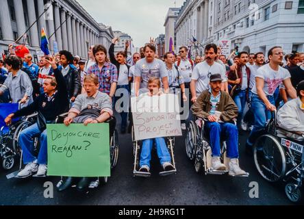 Washington, DC, Stati Uniti, grandi proteste della folla persone, Marching, alcuni in carrozzina, in 1st AIDS March on Washington Demonstration, 1987, US AIDS Epidemic 1980s scena gay, sfide di salute pubblica Foto Stock