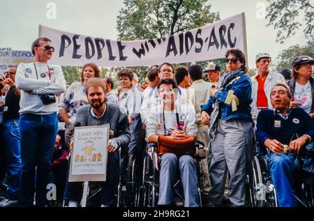 Washington, DC, USA, grande folla, marcia in 1st AIDS March on Washington Demonstration, 'People with AIDS' Sign, Wheelchairs1987, US AIDS Epidemic 1980s, gay men, handicappati, sfide per la salute pubblica Foto Stock