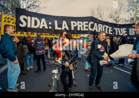 Parigi, Francia, grande folla, attivisti per l'AIDS di Act Up Paris che manifestano contro la precarità nella marcia europea contro la povertà, 1999, segno "AIDS: La precarità uccide" le sfide per la salute pubblica Foto Stock