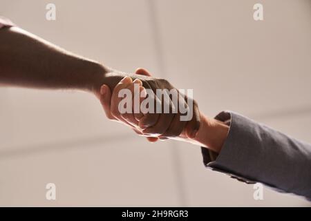 Gli uomini d'affari multiculturali al shakehands per l'accoglienza e la collaborazione Foto Stock