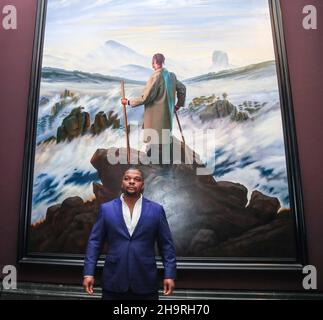 Londra UK Mercoledì 8 Dicembre 2021 Prelude (babacar Mane) 2021, olio su lino per gentile concessione di Stephen Friedman Gallery, Londra e Galerie Templon, Parigi Kehinde Wiley ritratto pittore americano con sede a New York City, Che è noto per i suoi dipinti altamente naturalistici di Afro-Americani, spesso riferendo l'opera di quadri di Old Masters . apertura della sua mostra il Prelude, 10 dicembre al 18 aprile 2022, alla Galleria Nazionale, Londra Paul Quezada-Neiman/Alamy Live News Foto Stock