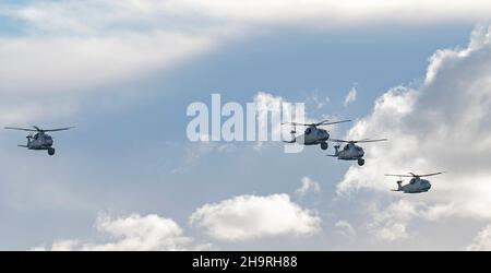 Royal Navy 820 Squadron di ritorno alla stazione aerea DI RNAS Cullrose, Helston in Cornovaglia, con i loro sette elicotteri Merlin Mk2, erano circa 60 equipaggi e ingegneri dallo squadrone, mentre gli altri sono tornati separatamente. Il Carrier Strike Group 2021 ha coinvolto nove navi provenienti da diversi paesi alleati, un sottomarino, 32 aerei e più di 3.700 persone. L'implementazione è stata una pietra miliare significativa nel stabilire la capacità globale del Regno Unito di gestire F35 jet come parte del deterrente tradizionale del Regno Unito. Foto Stock