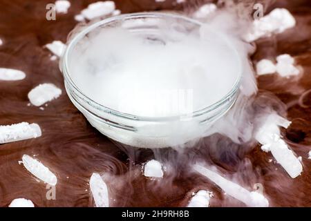 Ghiaccio, fumo, solido, freddo, mistero, carbonio, ghiaccio secco, anidride  carbonica, azione Foto stock - Alamy