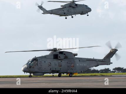 Royal Navy 820 Squadron di ritorno alla stazione aerea DI RNAS Cullrose, Helston in Cornovaglia, con i loro sette elicotteri Merlin Mk2, erano circa 60 equipaggi e ingegneri dallo squadrone, mentre gli altri sono tornati separatamente. Il Carrier Strike Group 2021 ha coinvolto nove navi provenienti da diversi paesi alleati, un sottomarino, 32 aerei e più di 3.700 persone. L'implementazione è stata una pietra miliare significativa nel stabilire la capacità globale del Regno Unito di gestire F35 jet come parte del deterrente tradizionale del Regno Unito. Foto Stock