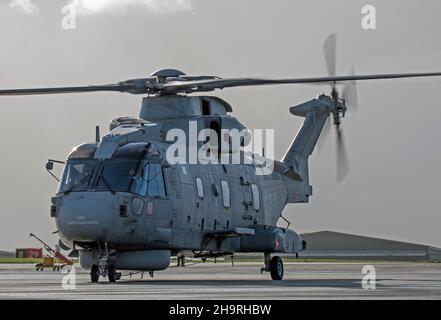 Royal Navy 820 Squadron di ritorno alla stazione aerea DI RNAS Cullrose, Helston in Cornovaglia, con i loro sette elicotteri Merlin Mk2, erano circa 60 equipaggi e ingegneri dallo squadrone, mentre gli altri sono tornati separatamente. Il Carrier Strike Group 2021 ha coinvolto nove navi provenienti da diversi paesi alleati, un sottomarino, 32 aerei e più di 3.700 persone. L'implementazione è stata una pietra miliare significativa nel stabilire la capacità globale del Regno Unito di gestire F35 jet come parte del deterrente tradizionale del Regno Unito. Foto Stock