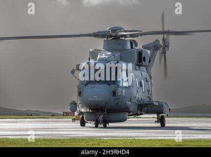 Royal Navy 820 Squadron di ritorno alla stazione aerea DI RNAS Cullrose, Helston in Cornovaglia, con i loro sette elicotteri Merlin Mk2, erano circa 60 equipaggi e ingegneri dallo squadrone, mentre gli altri sono tornati separatamente. Il Carrier Strike Group 2021 ha coinvolto nove navi provenienti da diversi paesi alleati, un sottomarino, 32 aerei e più di 3.700 persone. L'implementazione è stata una pietra miliare significativa nel stabilire la capacità globale del Regno Unito di gestire F35 jet come parte del deterrente tradizionale del Regno Unito. Foto Stock