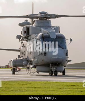 Royal Navy 820 Squadron di ritorno alla stazione aerea DI RNAS Cullrose, Helston in Cornovaglia, con i loro sette elicotteri Merlin Mk2, erano circa 60 equipaggi e ingegneri dallo squadrone, mentre gli altri sono tornati separatamente. Il Carrier Strike Group 2021 ha coinvolto nove navi provenienti da diversi paesi alleati, un sottomarino, 32 aerei e più di 3.700 persone. L'implementazione è stata una pietra miliare significativa nel stabilire la capacità globale del Regno Unito di gestire F35 jet come parte del deterrente tradizionale del Regno Unito. Foto Stock