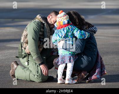 Le famiglie di 820 squadroni si riuniscono dopo il ritorno alla stazione aerea di Helston in Cornovaglia, oggi con i loro sette elicotteri Merlin Mk2, erano circa 60 equipaggi e ingegneri dallo squadrone, mentre gli altri sono tornati separatamente. Il Carrier Strike Group 2021 ha coinvolto nove navi provenienti da diversi paesi alleati, un sottomarino, 32 aerei e più di 3.700 persone. L'implementazione è stata una pietra miliare significativa nel stabilire la capacità globale del Regno Unito di gestire F35 jet come parte del deterrente tradizionale del Regno Unito. Foto Stock