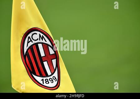 Milano, Italia. 07th Dic 2021. Il logo AC Milan è visto su una bandiera d'angolo durante la partita di calcio del gruppo B UEFA Champions League tra AC Milan e Liverpool allo stadio San Siro di Milano (Italia), 7th dicembre 2021. Foto Andrea Staccioli/Insidefoto Credit: Ininsidefoto srl/Alamy Live News Foto Stock