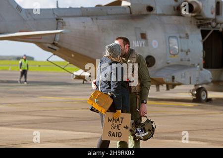 Le famiglie di 820 squadroni si riuniscono dopo il ritorno alla stazione aerea di Helston in Cornovaglia, oggi con i loro sette elicotteri Merlin Mk2, erano circa 60 equipaggi e ingegneri dallo squadrone, mentre gli altri sono tornati separatamente. Il Carrier Strike Group 2021 ha coinvolto nove navi provenienti da diversi paesi alleati, un sottomarino, 32 aerei e più di 3.700 persone. L'implementazione è stata una pietra miliare significativa nel stabilire la capacità globale del Regno Unito di gestire F35 jet come parte del deterrente tradizionale del Regno Unito. Foto Stock