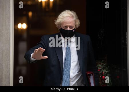 LONDRA, GBR. DICEMBRE 8th il primo ministro britannico, Boris Johnson lascia Downing Street sulla sua strada per PMQT alla Camera dei Comuni mercoledì 8th dicembre 2021. (Credit: Lucy North | MI News) Credit: MI News & Sport /Alamy Live News Foto Stock