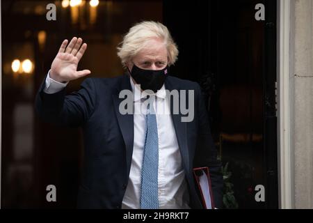 LONDRA, GBR. DICEMBRE 8th il primo ministro britannico, Boris Johnson lascia Downing Street sulla sua strada per PMQT alla Camera dei Comuni mercoledì 8th dicembre 2021. (Credit: Lucy North | MI News) Credit: MI News & Sport /Alamy Live News Foto Stock