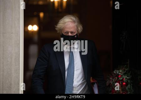 LONDRA, GBR. DICEMBRE 8th il primo ministro britannico, Boris Johnson lascia Downing Street sulla sua strada per PMQT alla Camera dei Comuni mercoledì 8th dicembre 2021. (Credit: Lucy North | MI News) Credit: MI News & Sport /Alamy Live News Foto Stock