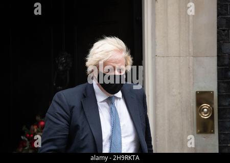 LONDRA, GBR. DICEMBRE 8th il primo ministro britannico, Boris Johnson lascia Downing Street sulla sua strada per PMQT alla Camera dei Comuni mercoledì 8th dicembre 2021. (Credit: Lucy North | MI News) Credit: MI News & Sport /Alamy Live News Foto Stock