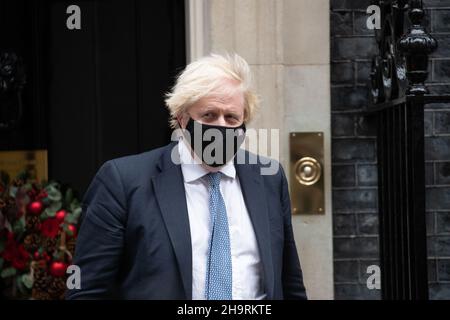 LONDRA, GBR. DICEMBRE 8th il primo ministro britannico, Boris Johnson lascia Downing Street sulla sua strada per PMQT alla Camera dei Comuni mercoledì 8th dicembre 2021. (Credit: Lucy North | MI News) Credit: MI News & Sport /Alamy Live News Foto Stock