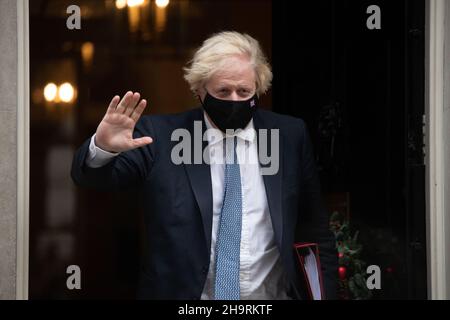 LONDRA, GBR. DICEMBRE 8th il primo ministro britannico, Boris Johnson lascia Downing Street sulla sua strada per PMQT alla Camera dei Comuni mercoledì 8th dicembre 2021. (Credit: Lucy North | MI News) Credit: MI News & Sport /Alamy Live News Foto Stock