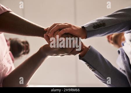 ShakeHands tra uomini d'affari come simbolo per l'amicizia e la joint venture Foto Stock