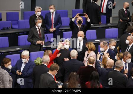 Berlino, Germania. 08th Dic 2021. Nel Bundestag per l'elezione del nuovo Cancelliere federale nel palazzo del Reichstag (Foto di Simone Kuhlmey/Pacific Press) credito: Pacific Press Media Production Corp./Alamy Live News Foto Stock