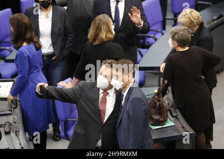 Berlino, Germania. 08th Dic 2021. Nel Bundestag per l'elezione del nuovo Cancelliere federale nel palazzo del Reichstag (Foto di Simone Kuhlmey/Pacific Press) credito: Pacific Press Media Production Corp./Alamy Live News Foto Stock