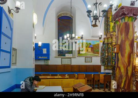 Safed, Israele - 05 dicembre 2021: Vista dell'interno della sinagoga Ashkenazi Ari (16th secolo), con una preghiera, nel quartiere ebraico, il vecchio c Foto Stock