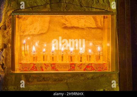 Safed, Israele - 05 dicembre 2021: Vista di una Menorah tradizionale (lampada di Hanukkah) con le candele dell'olio d'oliva, in Safed (Tzfat), Israele Foto Stock