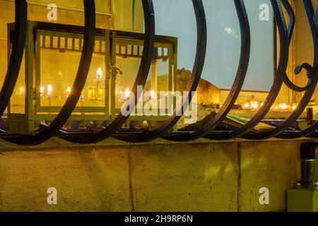 Vista delle tradizionali Menorah (lampade Hanukkah) con candele di olio d'oliva, posto per la vista sulla finestra, in Safed (Tzfat), Israele Foto Stock