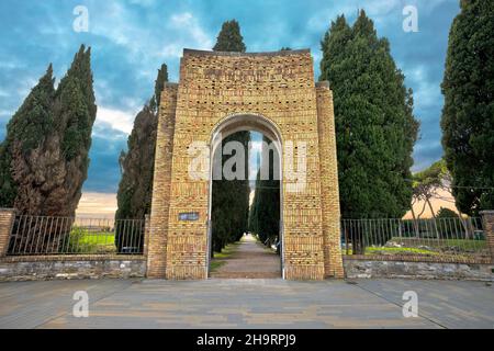 Porta d'ingresso di Porto Fluviale nella storica città romana di rovine di Aquileia, regione Friuli Venezia Giulia, Italia settentrionale Foto Stock