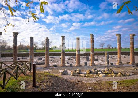 Antiche colonne romane e manufatti nella città di Aquileia, regione Friuli Venezia Giulia, Italia settentrionale Foto Stock