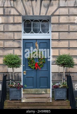 Casa cittadina georgiana con corona di Natale, Edinburgh New Town, Scozia, Regno Unito Foto Stock