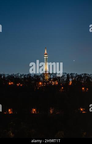 Torre di osservazione Petrin illuminata, Praga, repubblica Ceca. Torre in acciaio alta 63,5 metri sulla collina Petrin costruita nel 1891. Torre di trasmissione osservazione Foto Stock