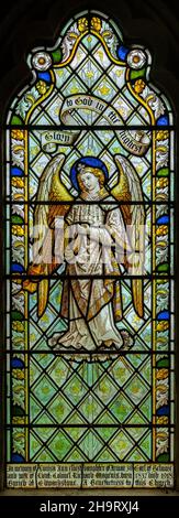 Vetrata di angelo di censura alata, chiesa di Edwardstone, Suffolk, Inghilterra, UK c 1918 di Burlison & Grylls Foto Stock