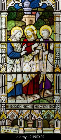 Finestra in vetro colorato dettaglio c 1935 raffigurante la strada per Emmaus, Barsham Church, Suffolk, Inghilterra, Regno Unito Foto Stock