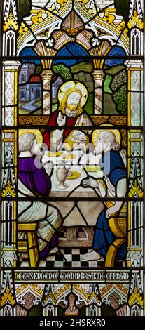 Finestra in vetro colorato dettaglio c 1935 raffigurante la rottura della cena di pane a Emmaus, Barsham Church, Suffolk, Inghilterra, Regno Unito Foto Stock