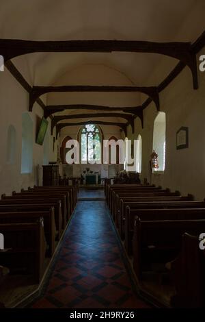 Villaggio parrocchiale chiesa di Saint Mary la Vergine, Nettlestead, Suffolk, Inghilterra, Regno Unito vista interna in navata a est finestra e altare Foto Stock